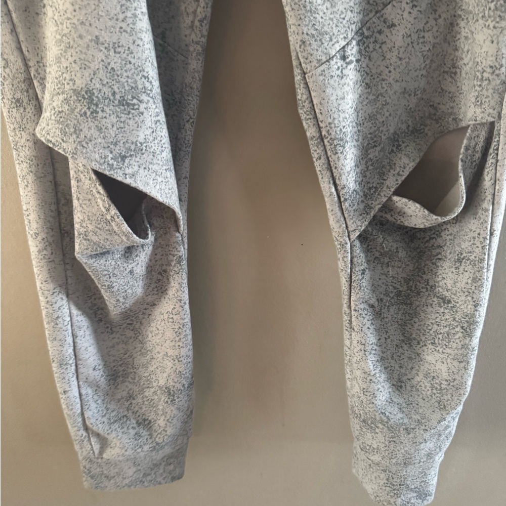 Gymshark Heathered Gray Joggers - Picture 2 of 6